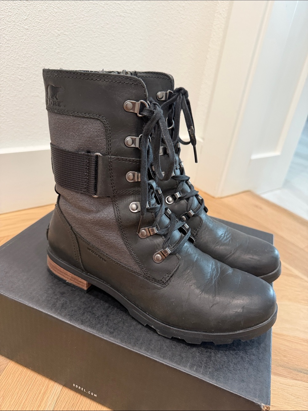 Sorel Emily Conquest WP Women’s Black Lace-Up Utility Boots size 9